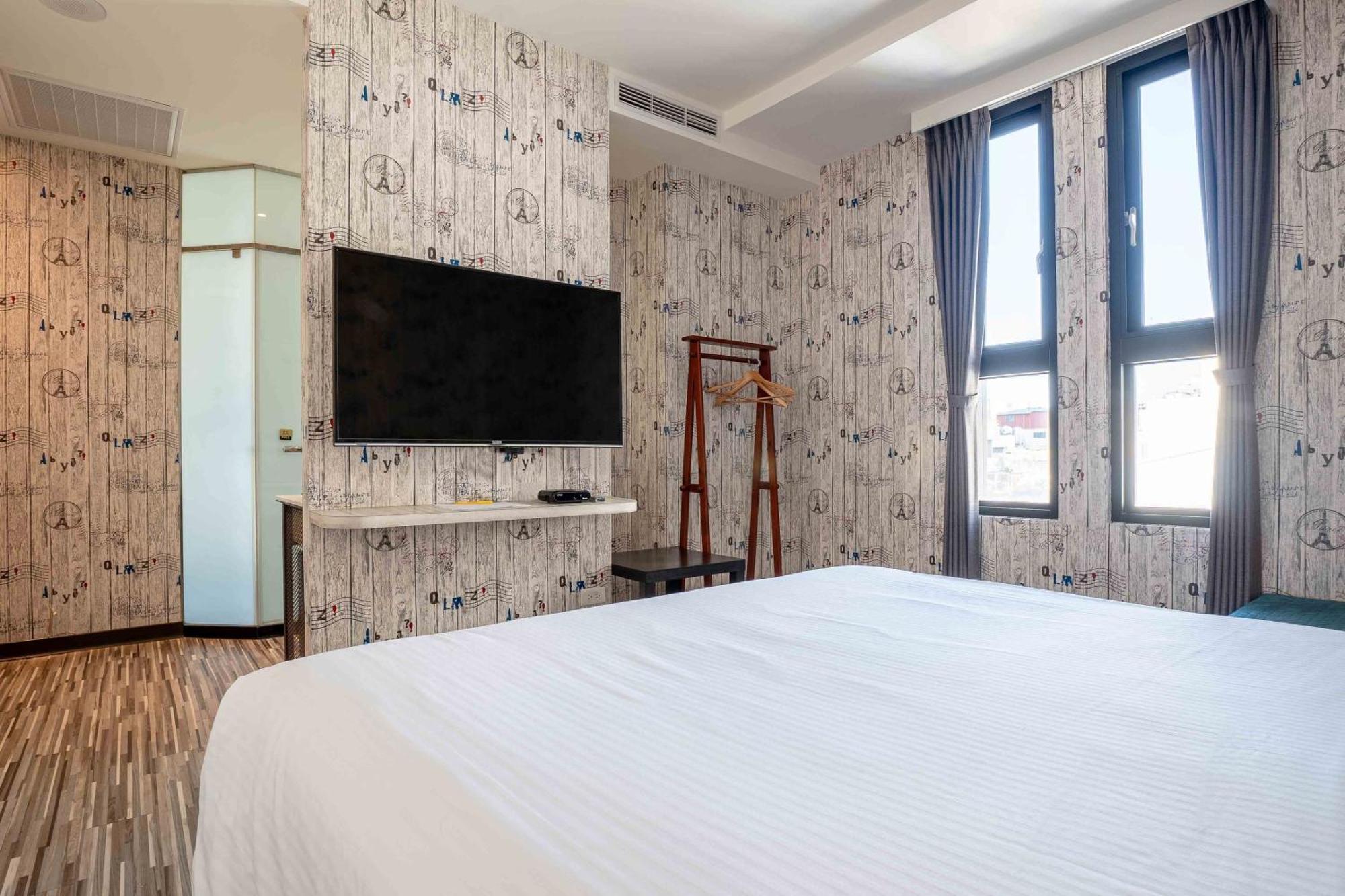 Check Inn Taichung Ziyou Extérieur photo