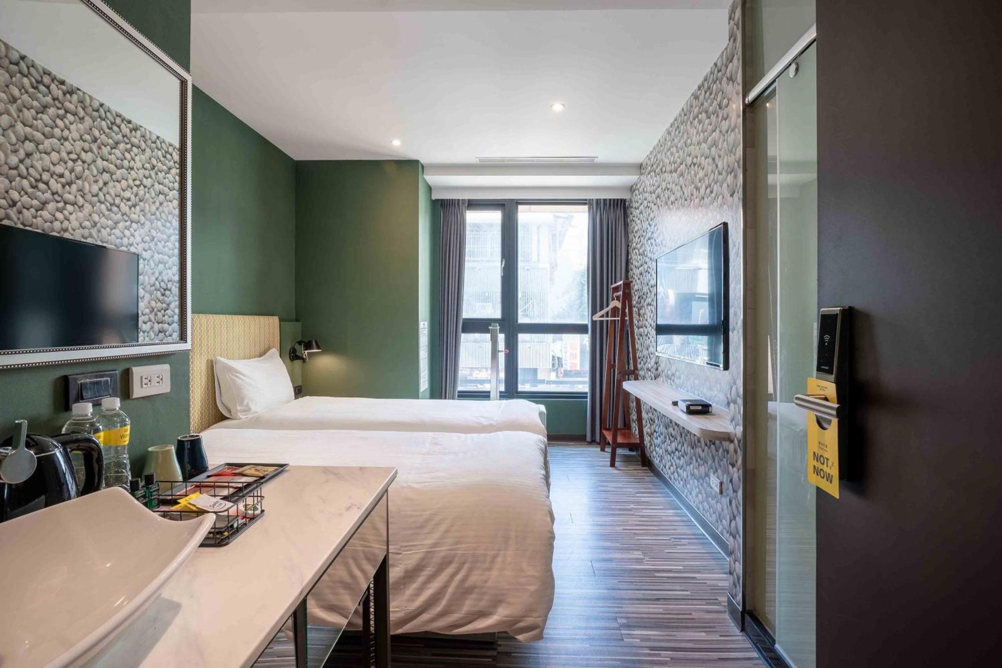 Check Inn Taichung Ziyou Extérieur photo