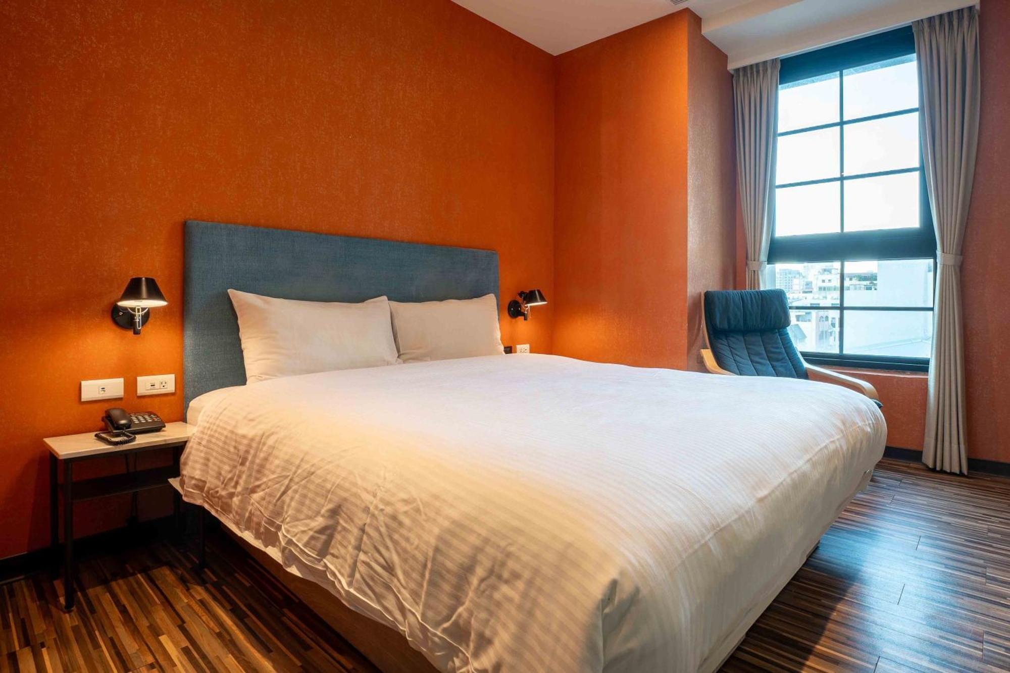 Check Inn Taichung Ziyou Extérieur photo
