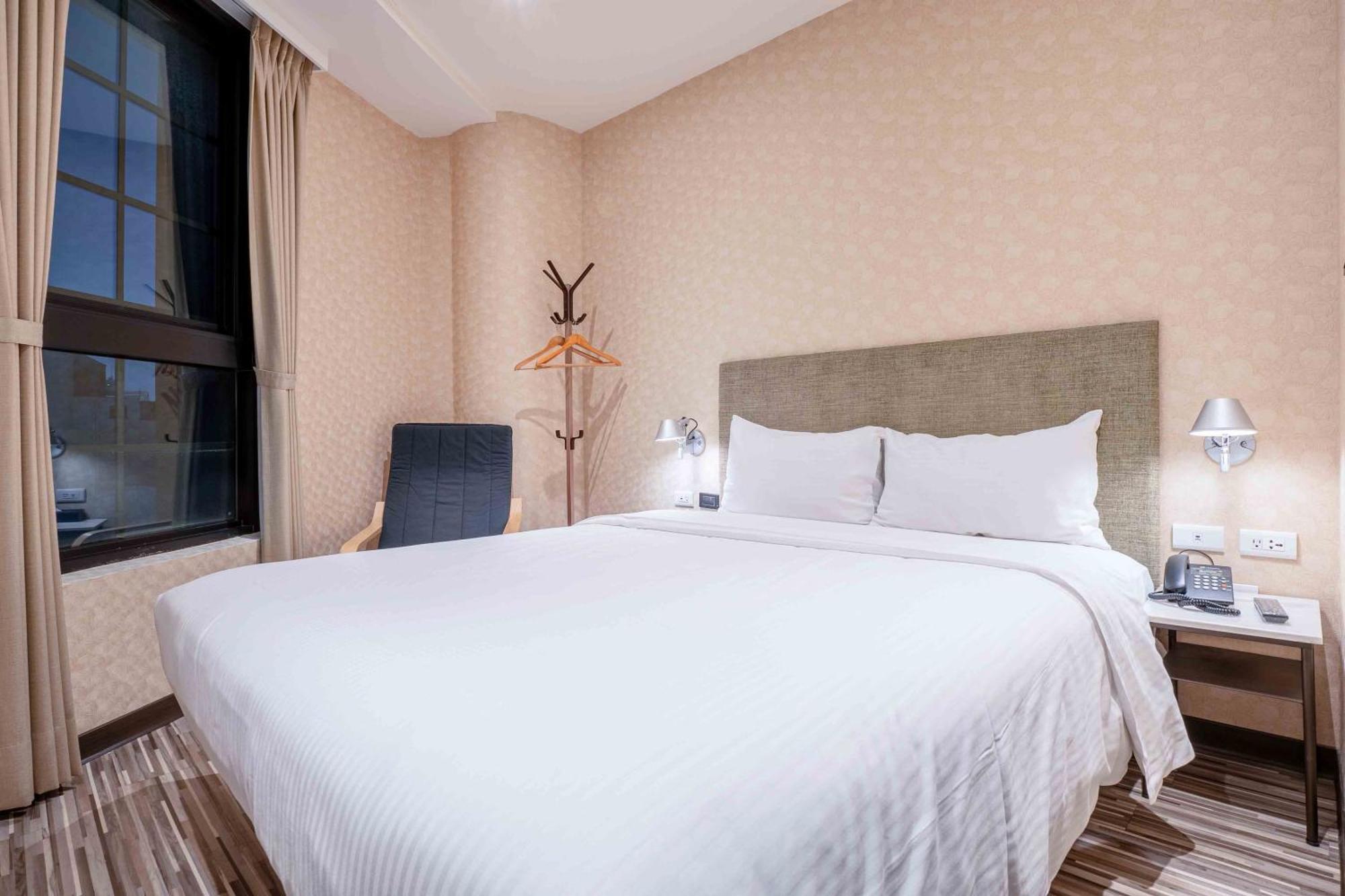 Check Inn Taichung Ziyou Extérieur photo