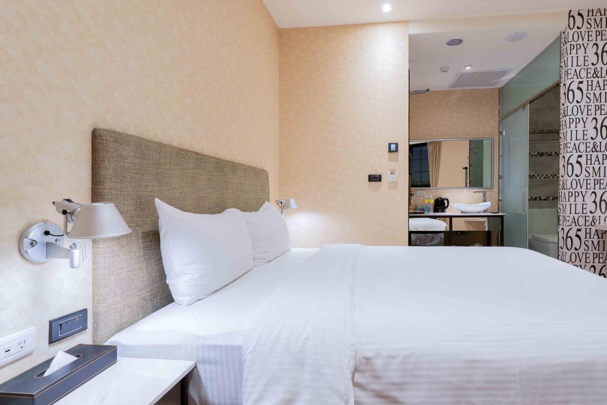 Check Inn Taichung Ziyou Extérieur photo