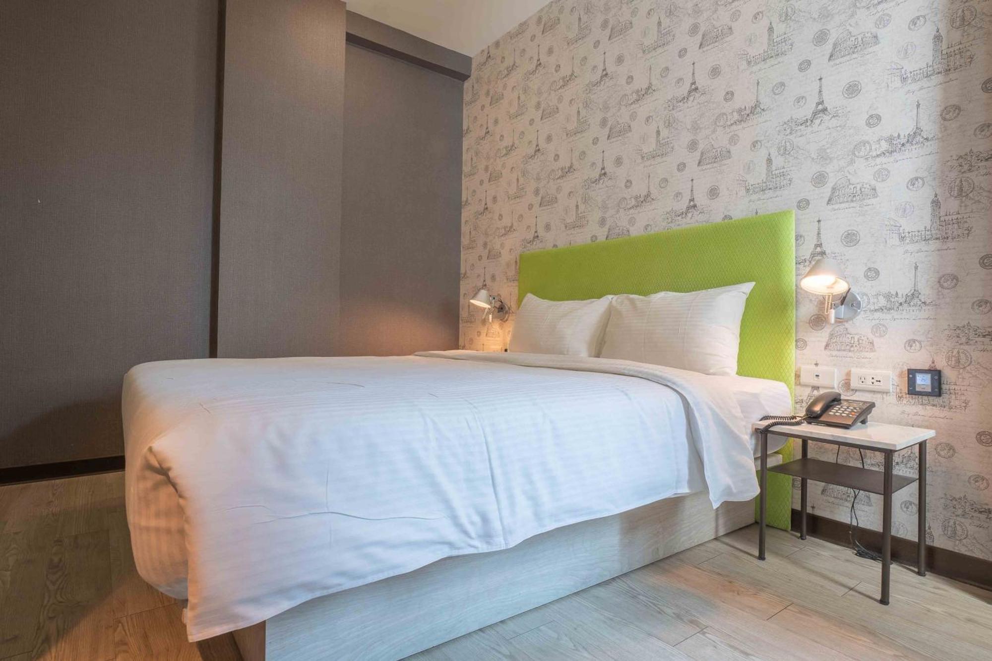 Check Inn Taichung Ziyou Extérieur photo