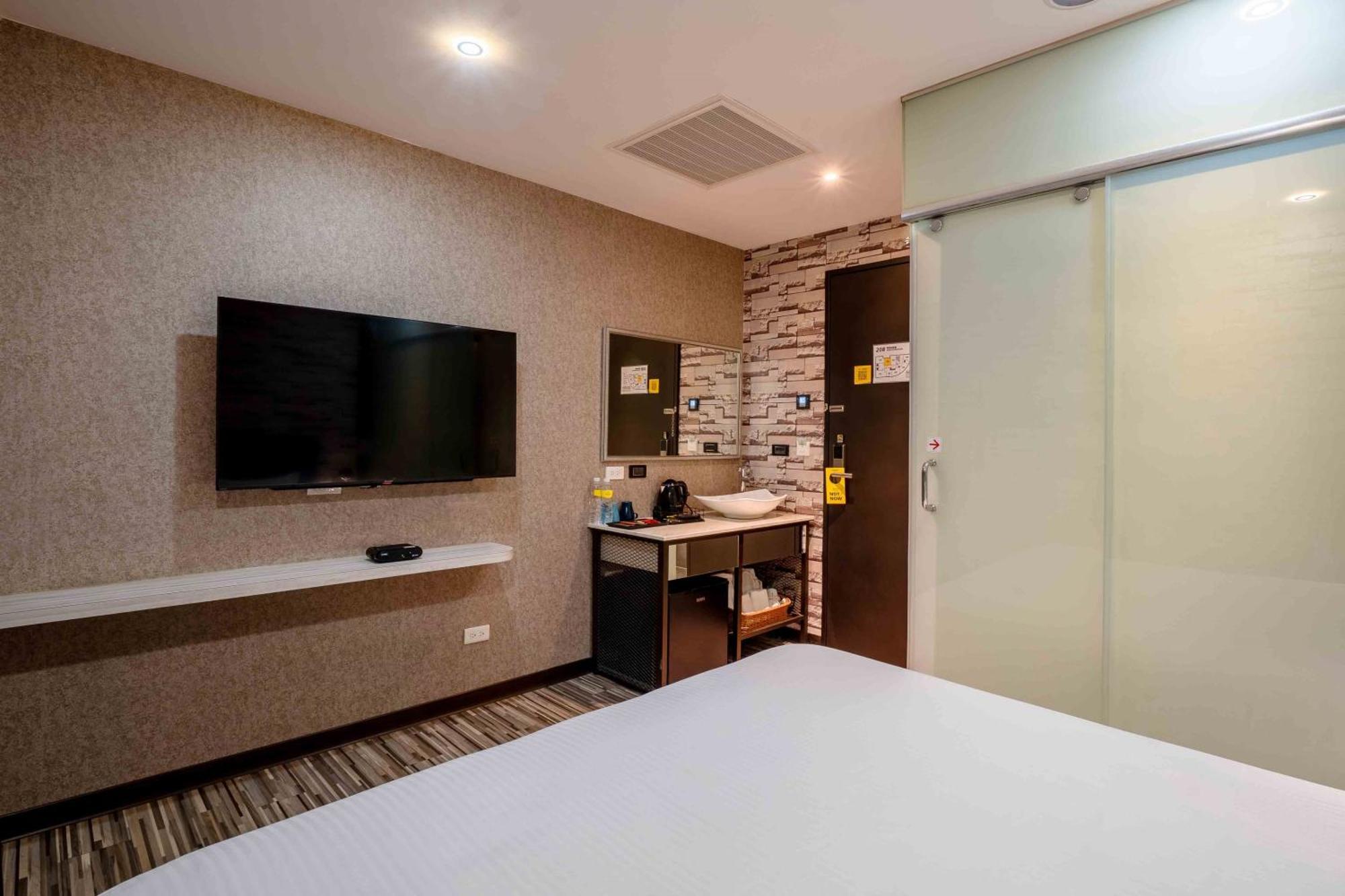 Check Inn Taichung Ziyou Extérieur photo