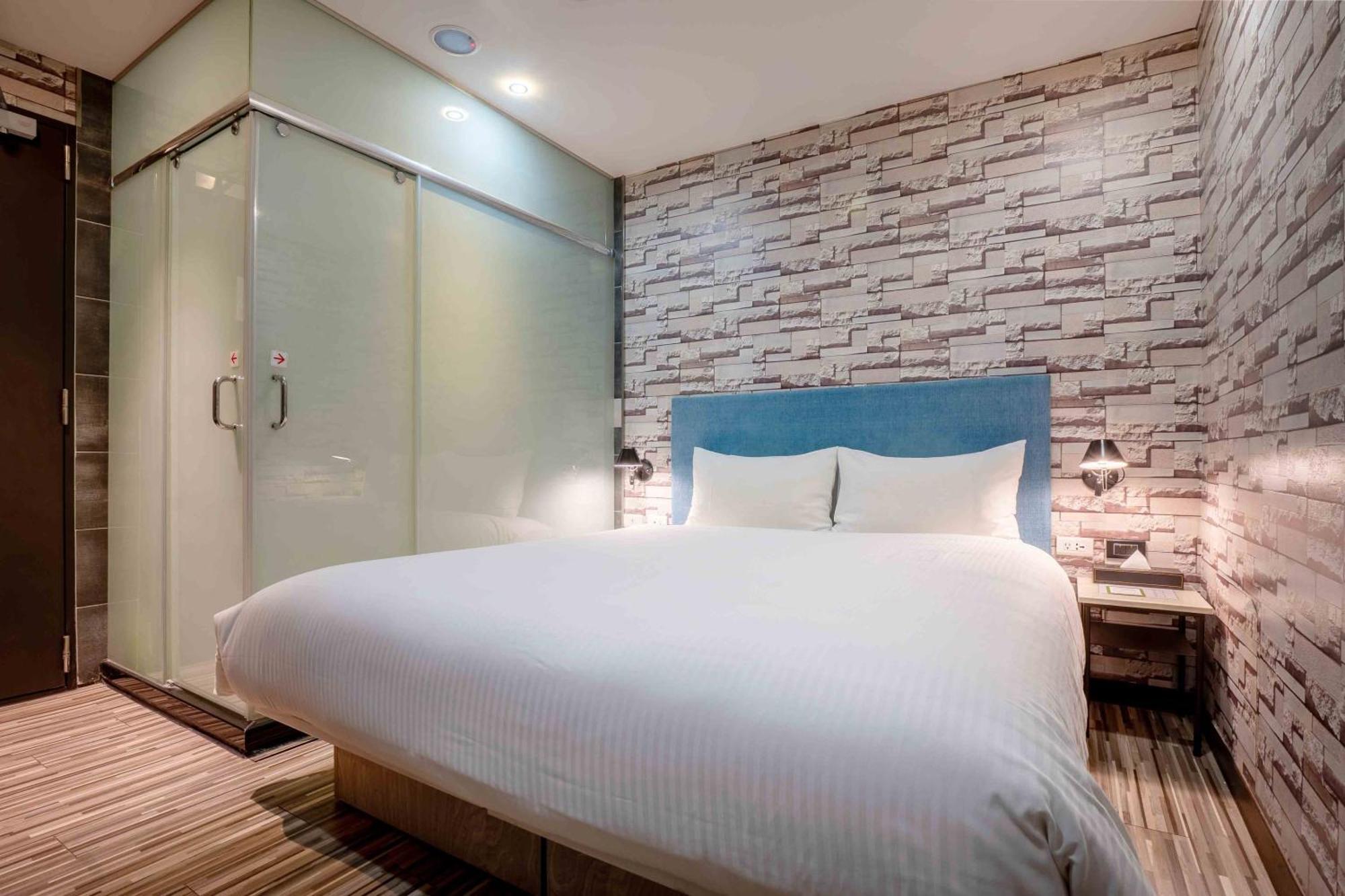 Check Inn Taichung Ziyou Extérieur photo