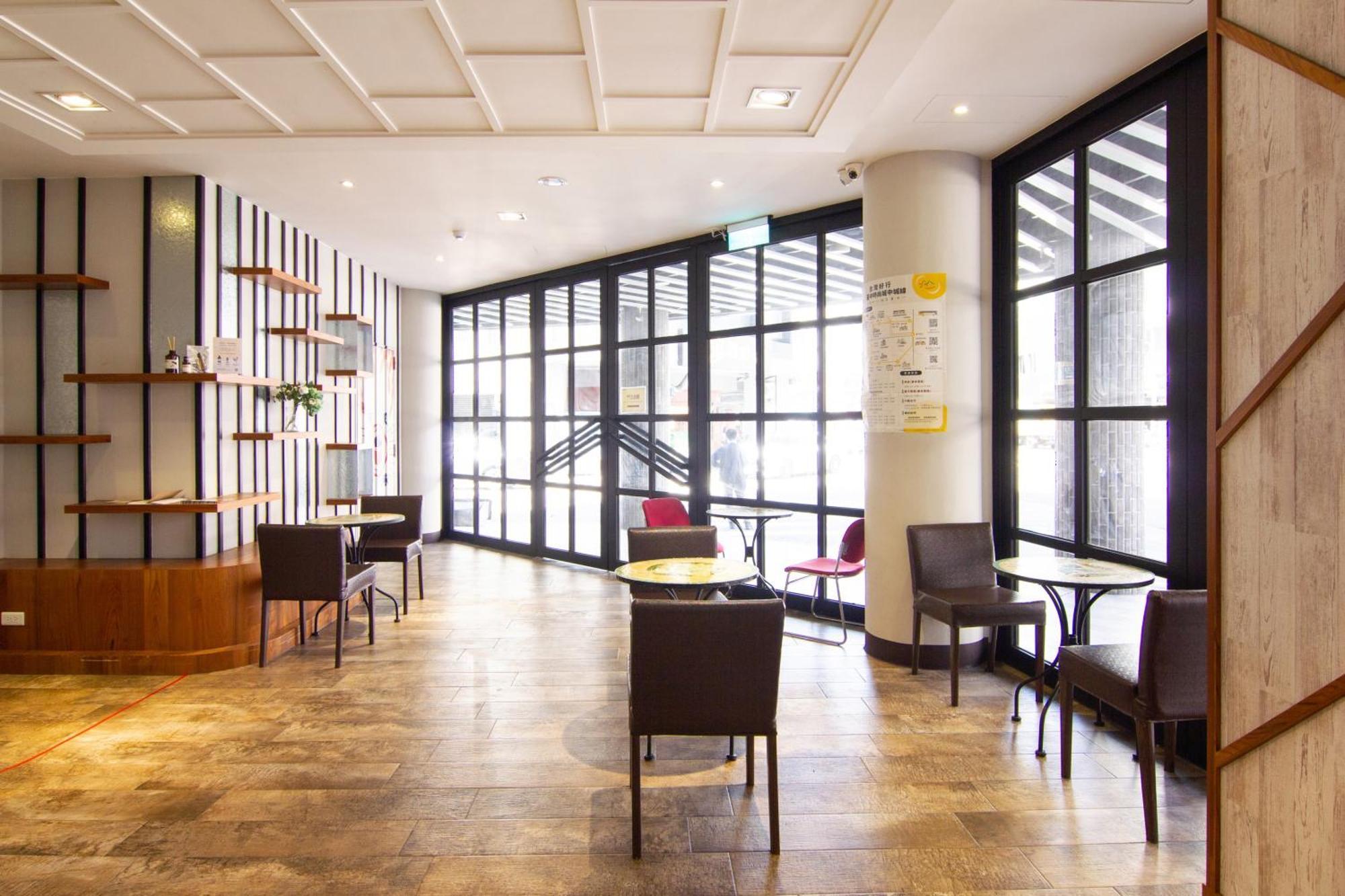 Check Inn Taichung Ziyou Extérieur photo